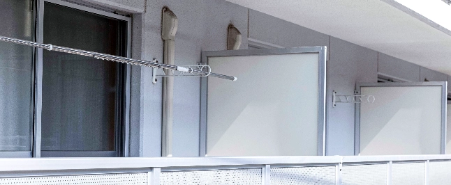 侵入経路を調査する害獣駆除業者